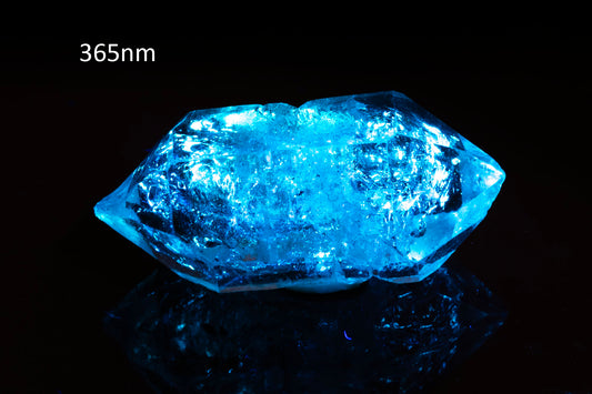 Petroleum quartz crystal 8.4ct fluorescent