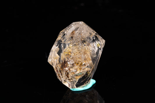 Petroleum quartz crystal 8.7ct fluorescent