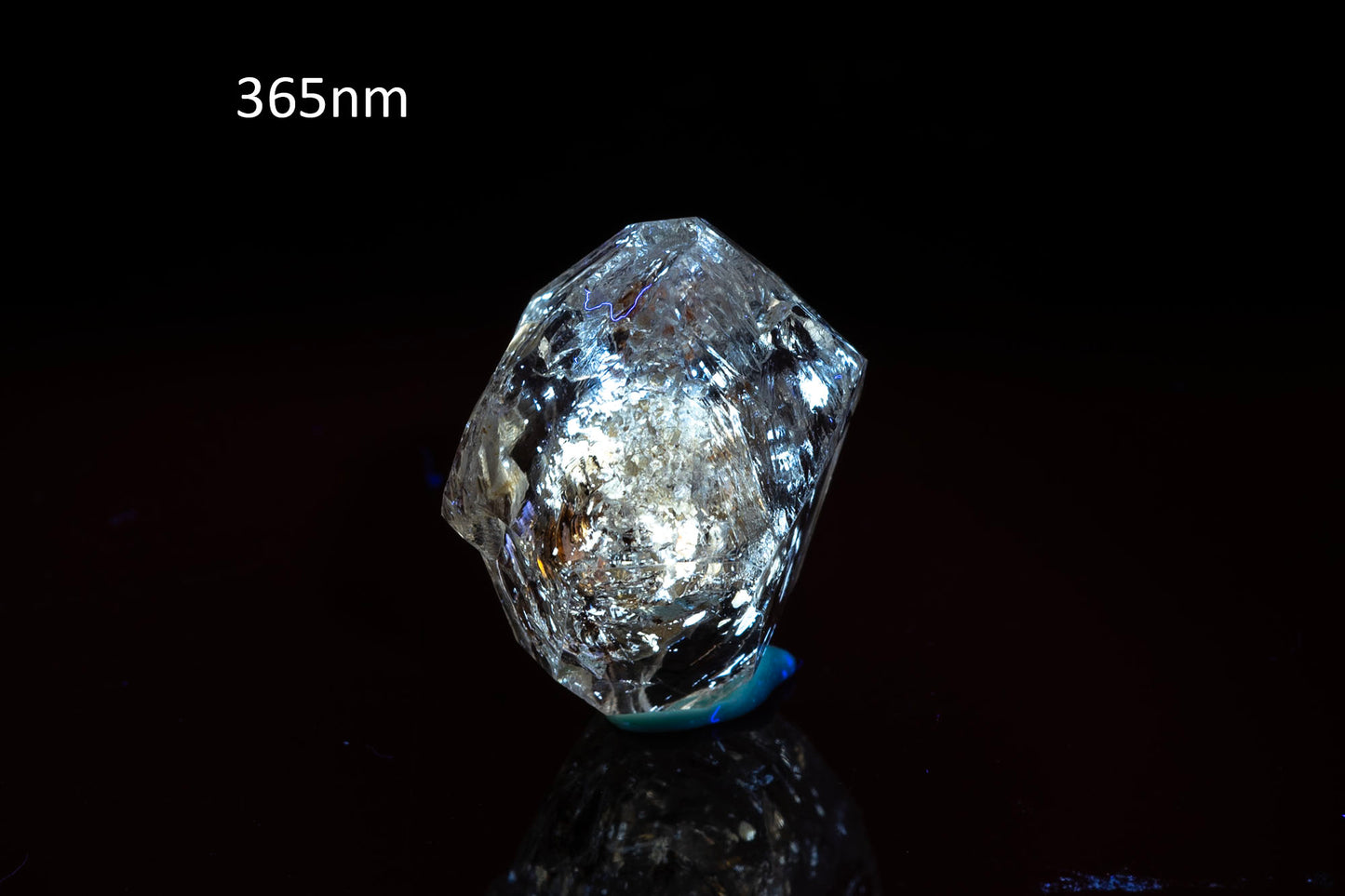 Petroleum quartz crystal 8.7ct fluorescent