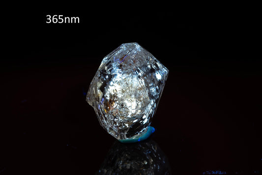 Petroleum quartz crystal 8.7ct fluorescent