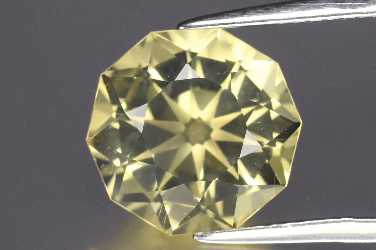 Естествен светложълт цитрин 3.79ct 10.3mm VVS Fancy шлифовка
