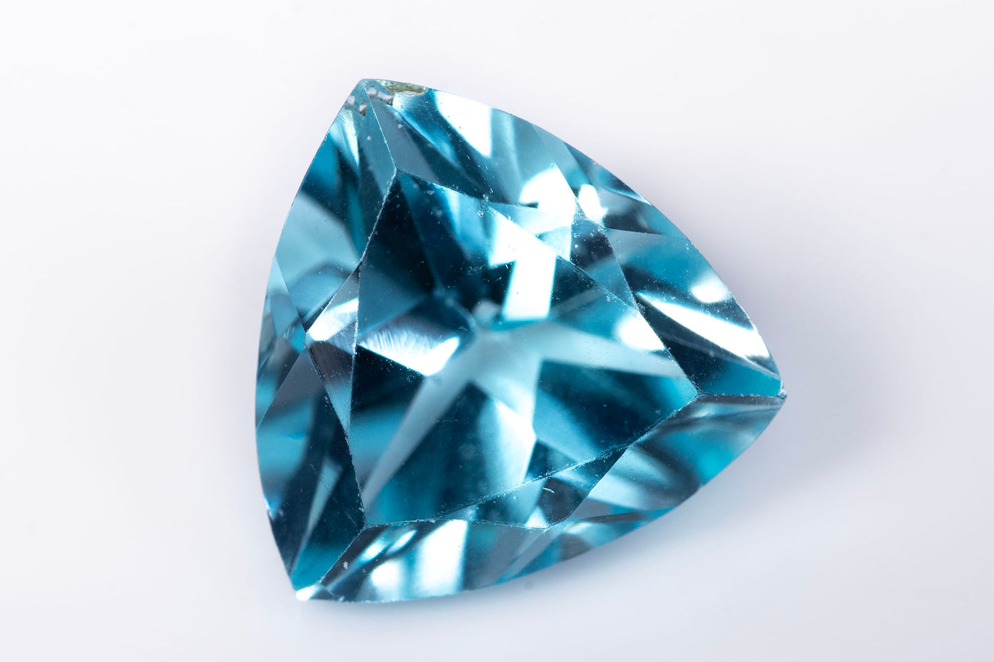 Небесносин топаз 2.97ct 9mm трилион шлифовка
