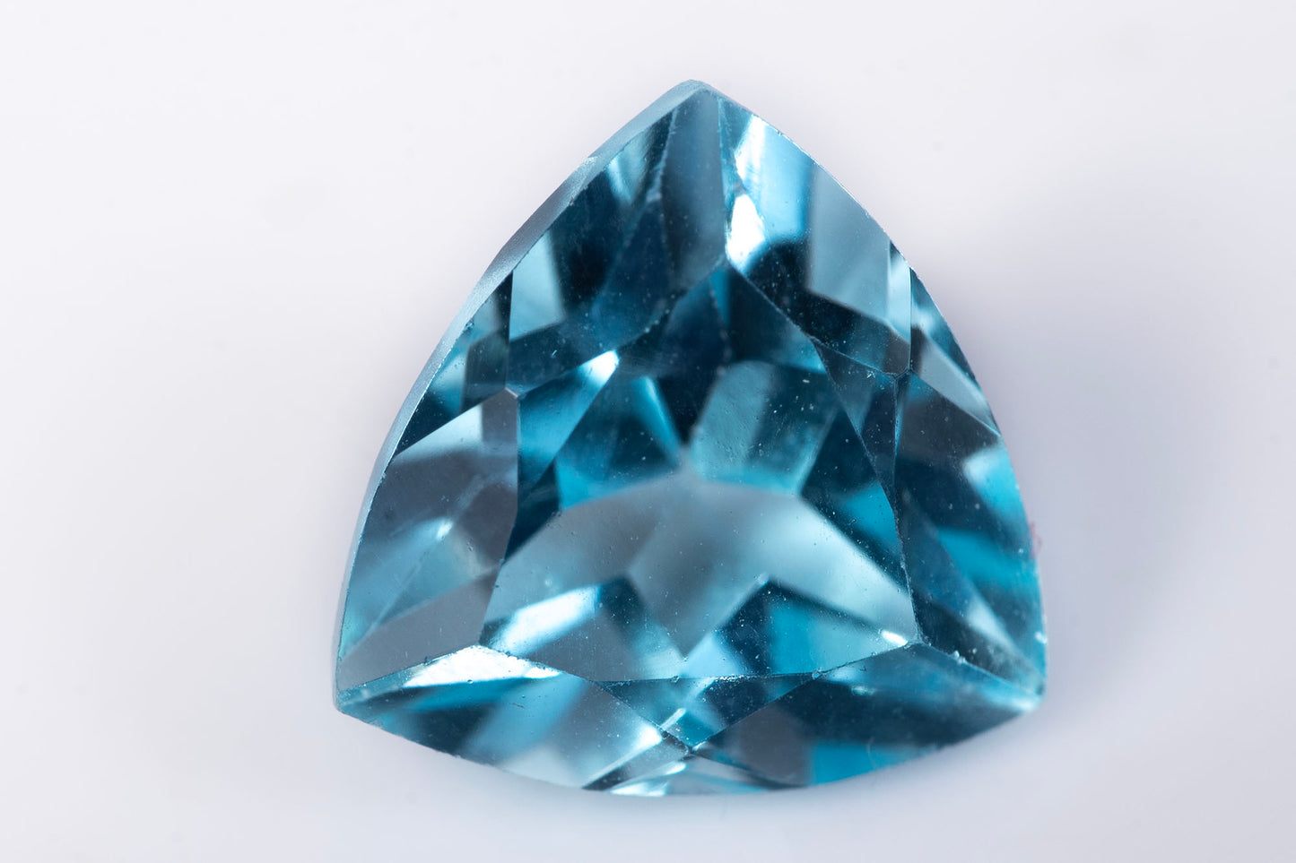 Небесносин топаз 3.28ct 9mm трилион шлифовка