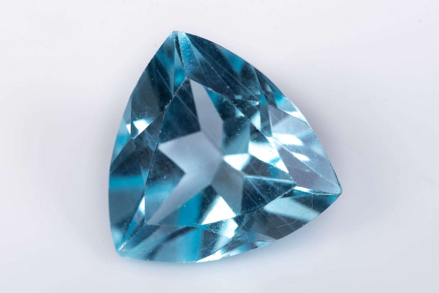 Небесносин топаз 2.69ct 8.7mm трилиона шлифовка