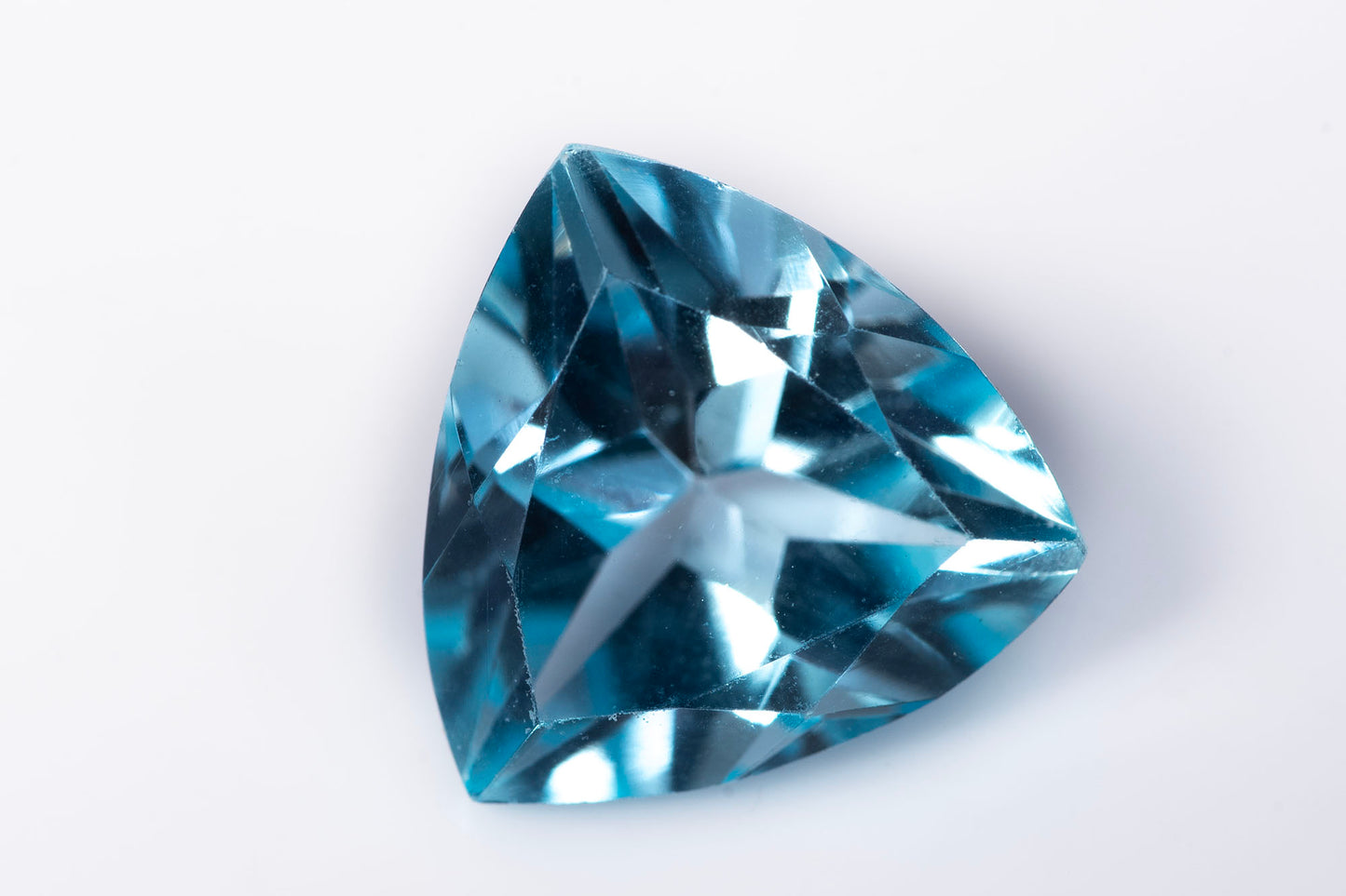 Небесносин топаз 2.95ct, 9mm трилион шлифовка