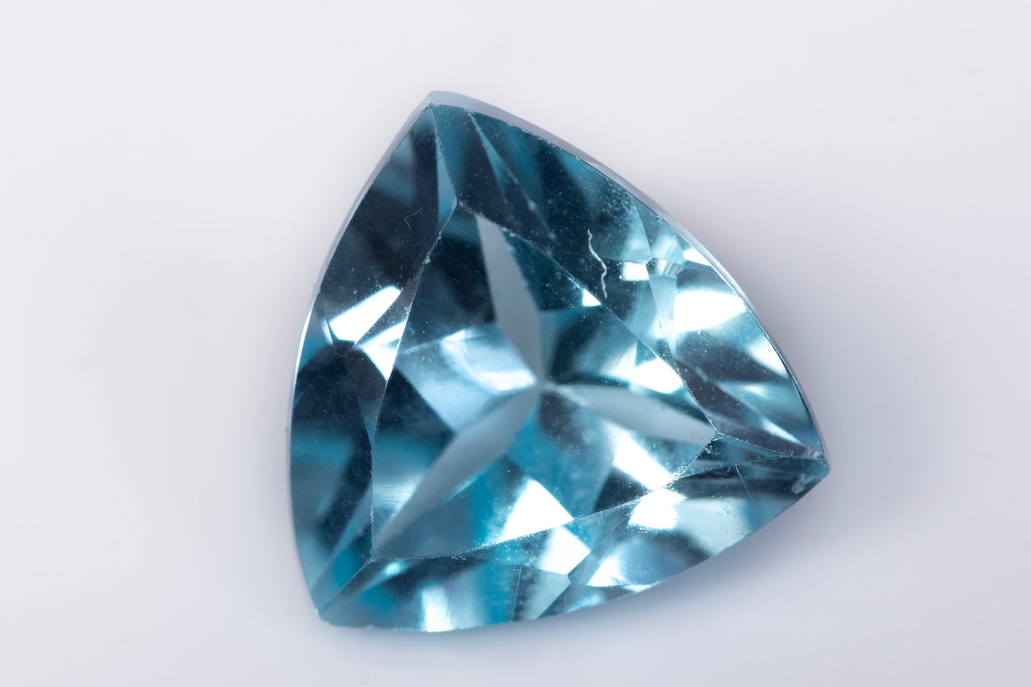 Небесносин топаз 2.70ct 8.8mm трилион шлифовка