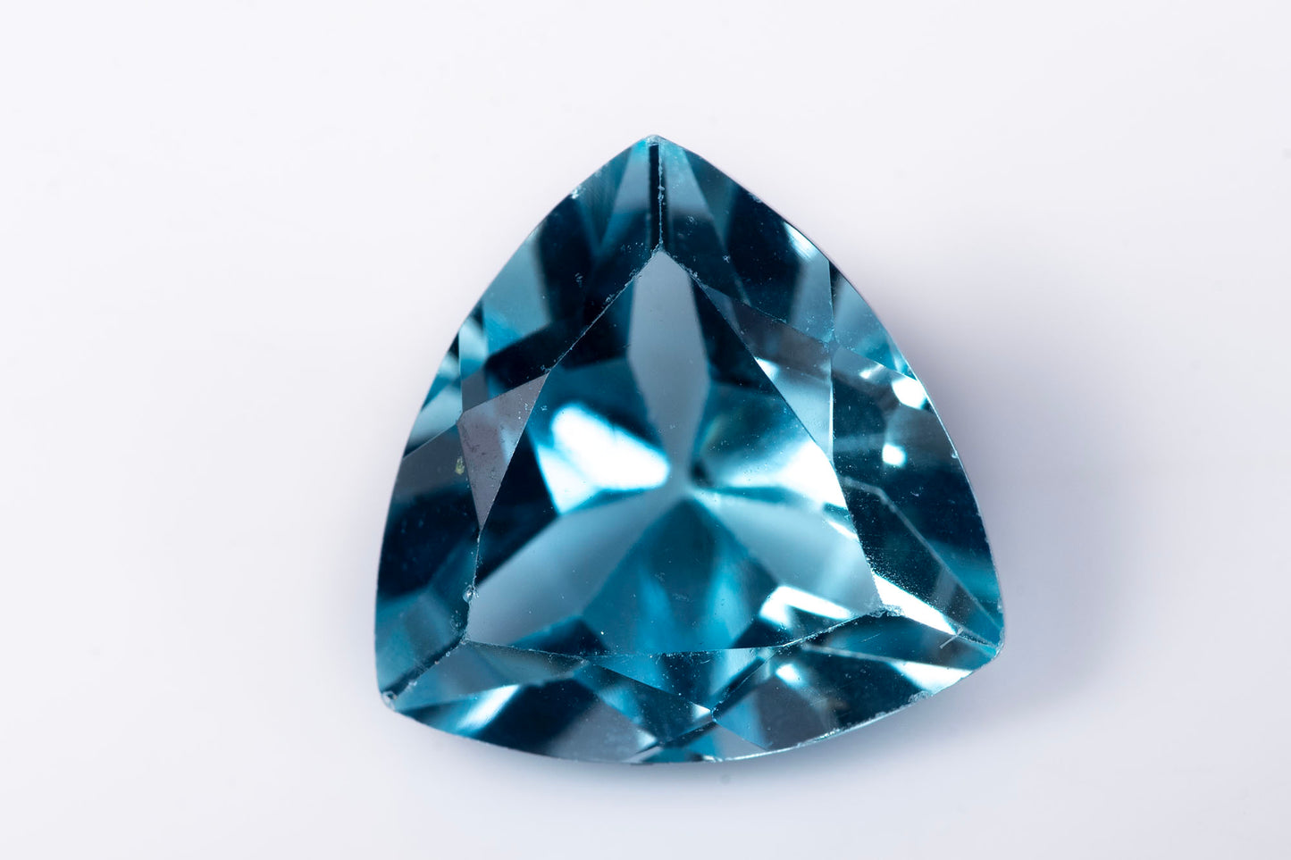 Sky blue topaz 2.96ct 9mm trillion cut