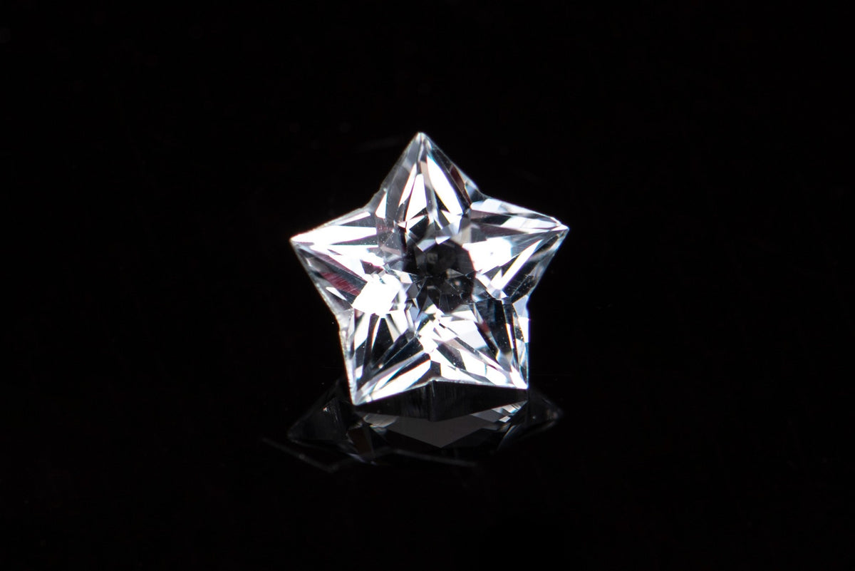 Естествен уникален бял топаз с fancy звезда шлифовка 1.06ct IF
