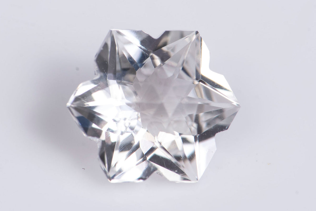 Естествен бял топаз 1.57ct VVS fancy снежинка шлифовка