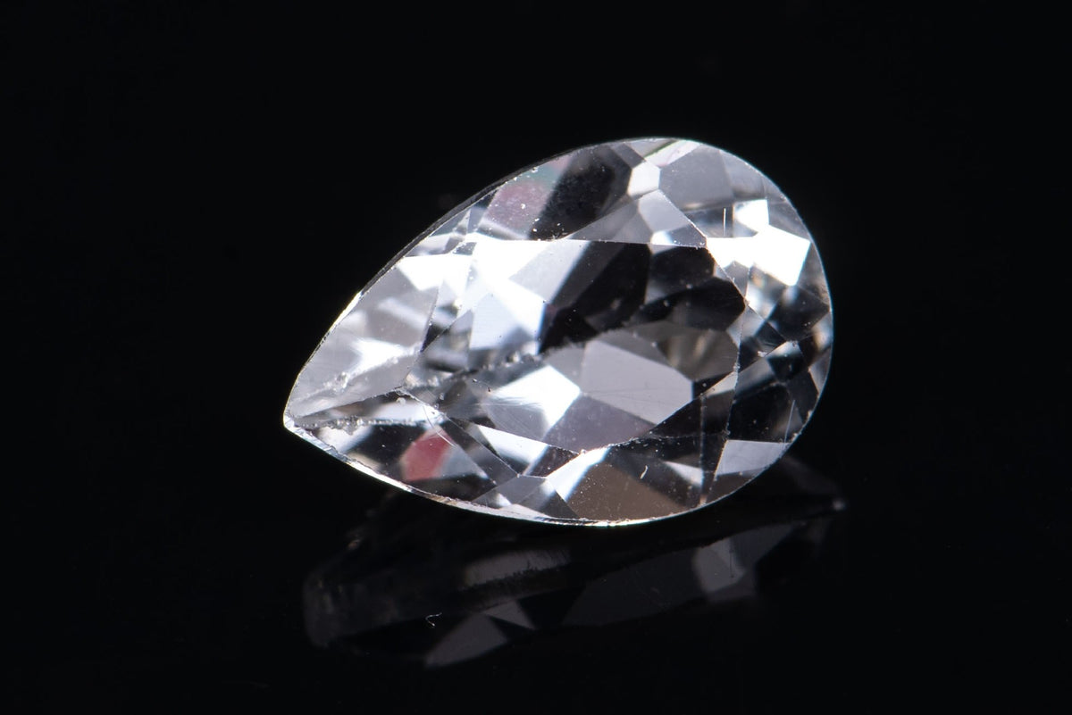 Естествен бял топаз 1.67ct VVS капковидна шлифовка