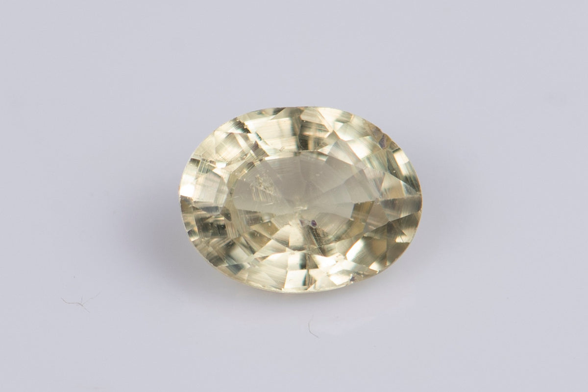 Естествен жълт сапфир 0.41ct, нетретиран, с оранжева флуоресценция, овална шлифовка